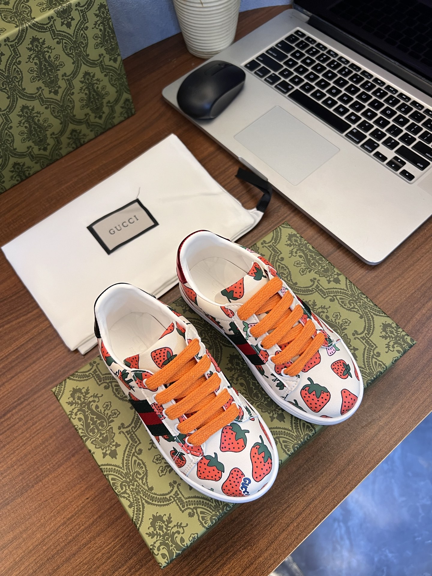 Children's shoes child